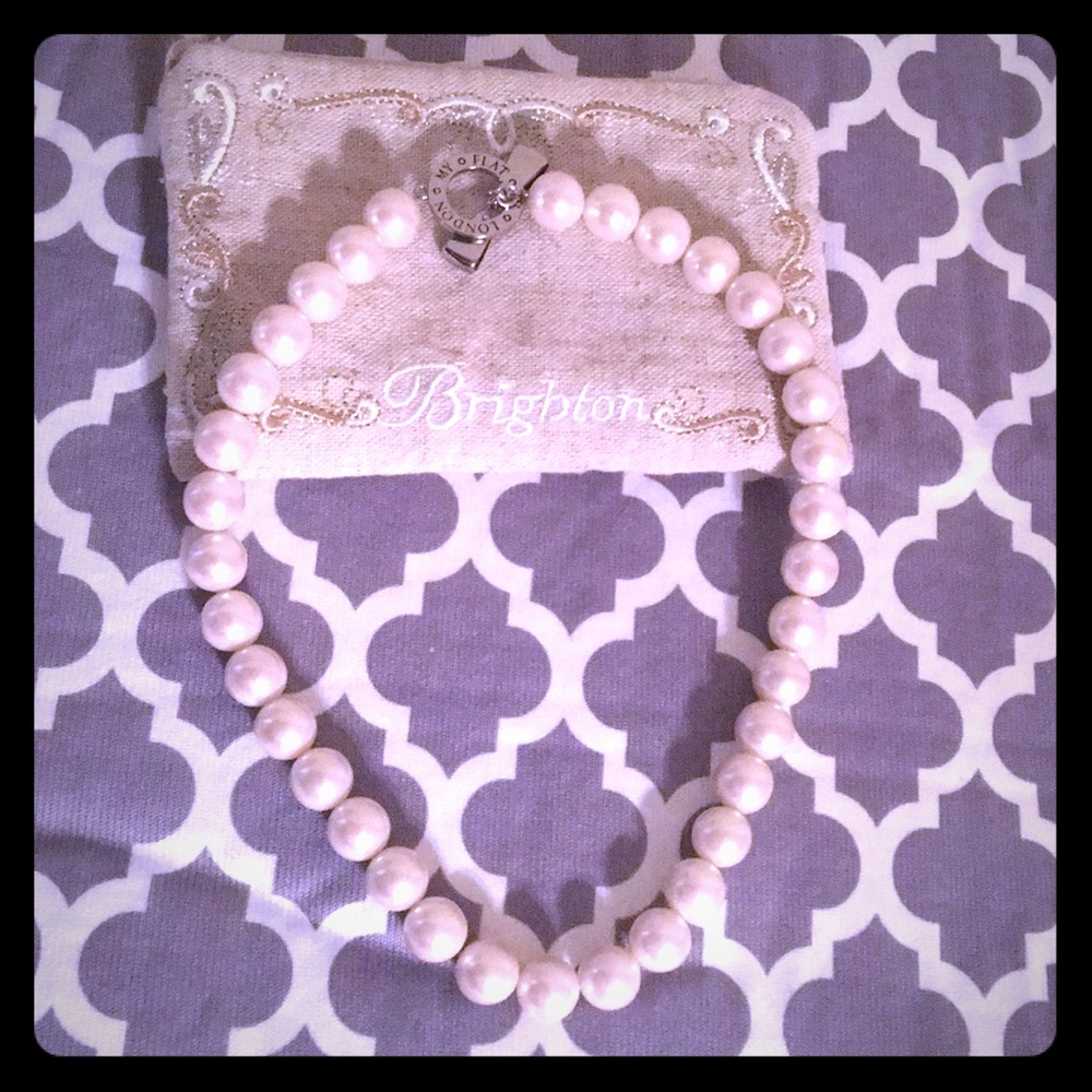 Brighton My Flat in London Pearl Necklace